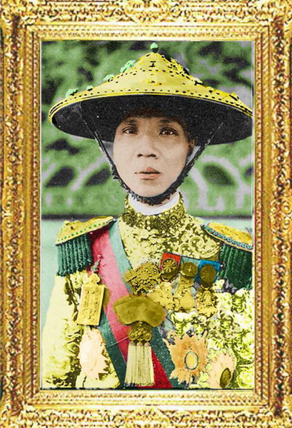 &Ocirc;ng vua ăn mặc lố lăng nhất Việt Nam